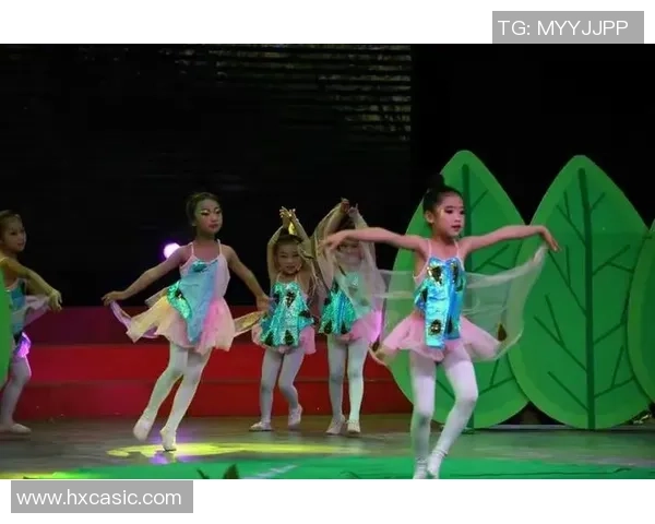 宝宝踢足球视频萌趣无限小小球员展现超强技巧与可爱风采